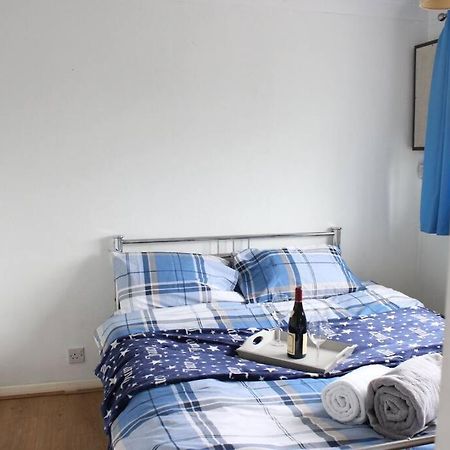 Private & Comfortable 2 Bedroom Home Away From Home Stanwell Exteriör bild