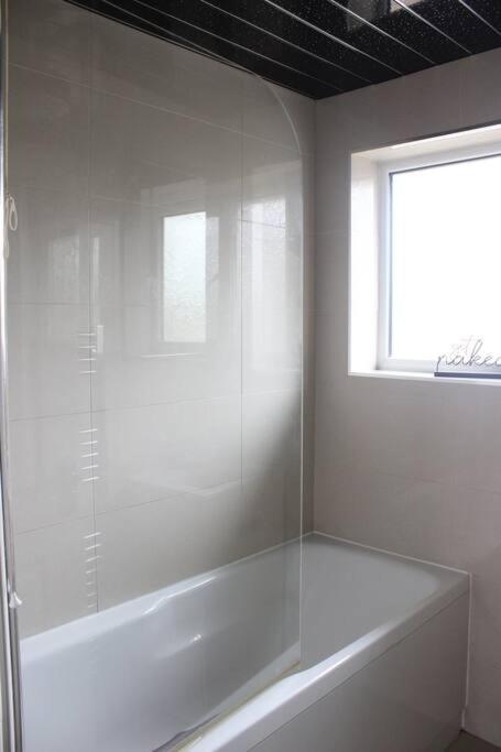 Private & Comfortable 2 Bedroom Home Away From Home Stanwell Exteriör bild