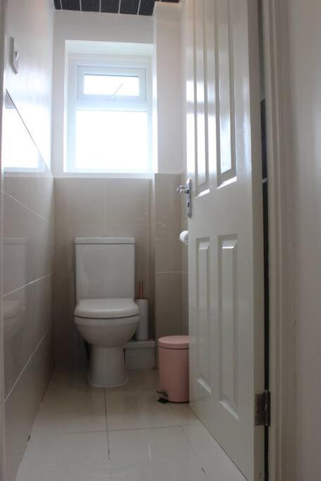 Private & Comfortable 2 Bedroom Home Away From Home Stanwell Exteriör bild