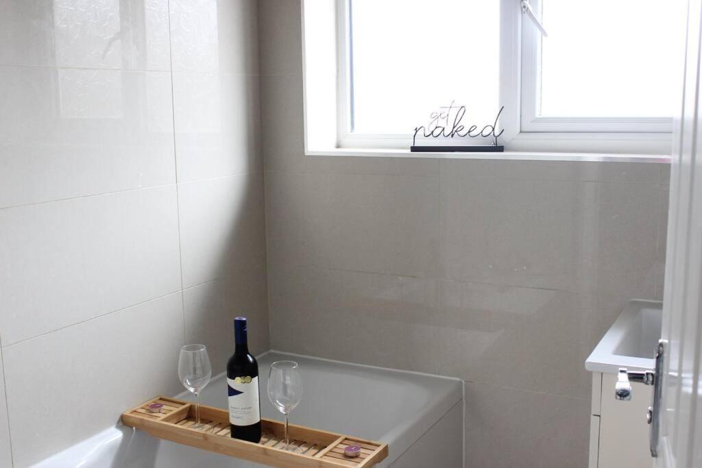 Private & Comfortable 2 Bedroom Home Away From Home Stanwell Exteriör bild